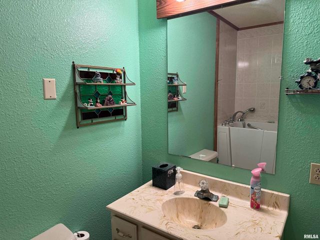 8424 Bolen Store Road, Thompsonville, IL 62890