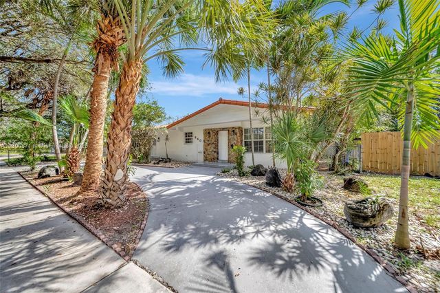 840 NE 182nd St, North Miami Beach, FL 33162