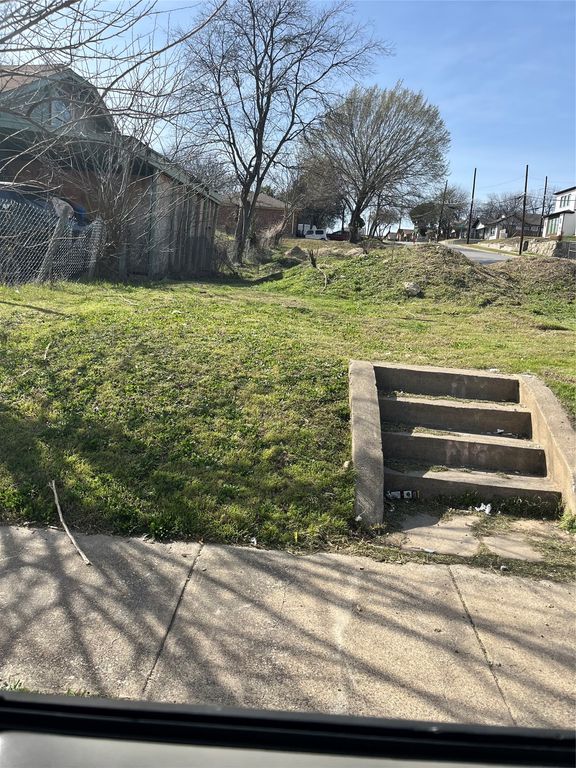 1735 E Waco Avenue, Dallas, TX 75216