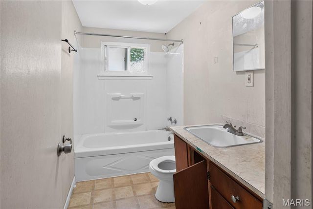 8643 Belcrest Lane, St John, MO 63114