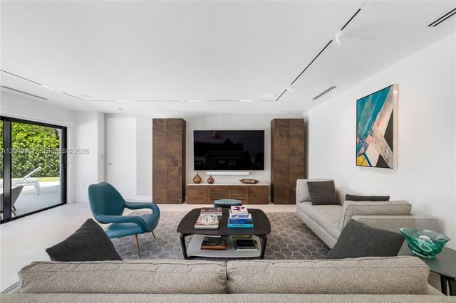 7180 E Lago Drive, Coral Gables, FL 33143