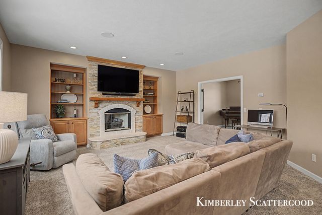 8700 Olde Meadow Drive NE, Rockford, MI 49341