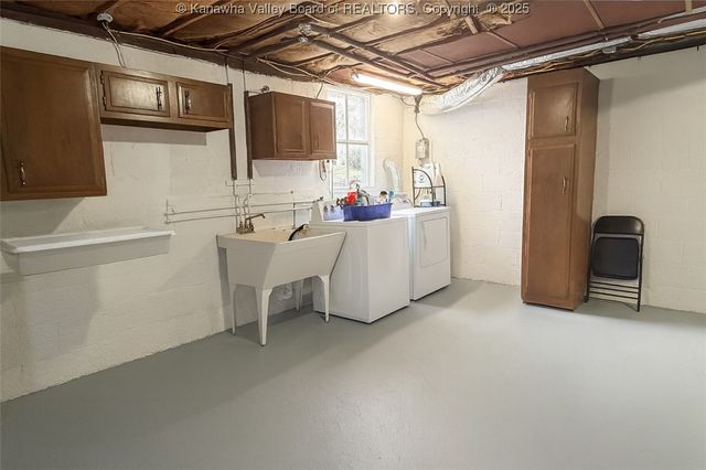 1009 Village Drive, South Charleston, WV 25309