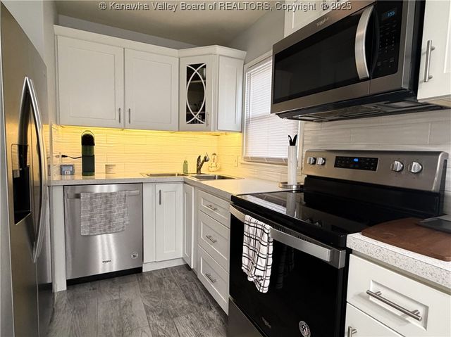 1009 Village Drive, South Charleston, WV 25309