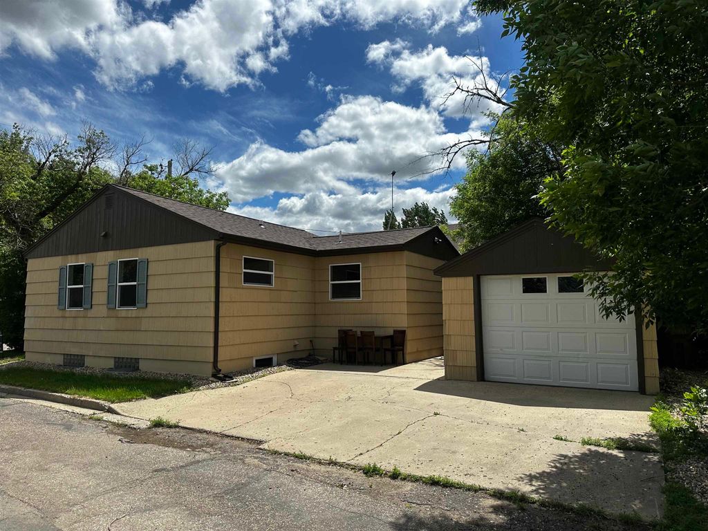 509 NW 4TH ST, Minot, ND 58703