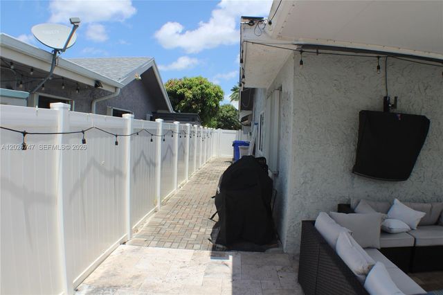 1317 SW 82nd Ave, North Lauderdale, FL 33068