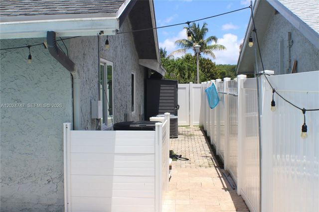 1317 SW 82nd Ave, North Lauderdale, FL 33068