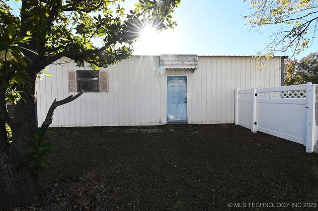 812 N Main Street, Gore, OK 74435