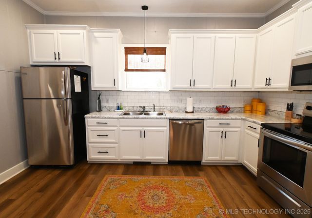 812 N Main Street, Gore, OK 74435