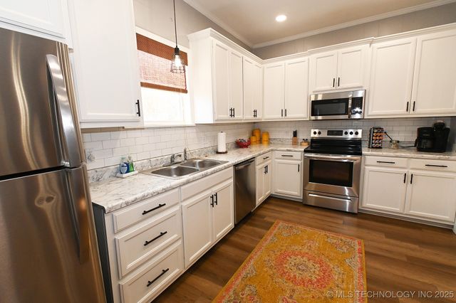 812 N Main Street, Gore, OK 74435