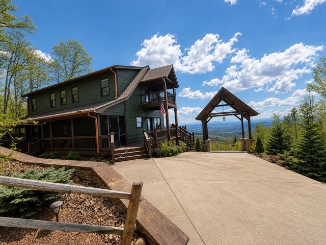486 Henderson Lane, Mineral Bluff, GA 30559