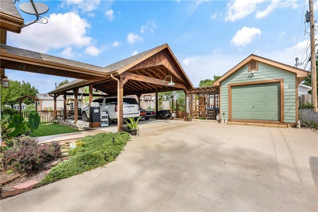 405 NW 5th Street, Bentonville, AR 72712