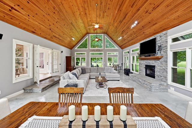 150 Club Lane, Versailles, KY 40383