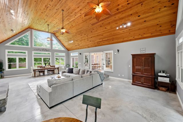 150 Club Lane, Versailles, KY 40383