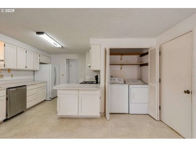 575 COLLINS CREST, Gladstone, OR 97027