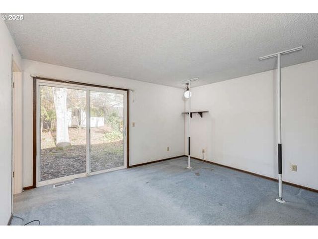 575 COLLINS CREST, Gladstone, OR 97027