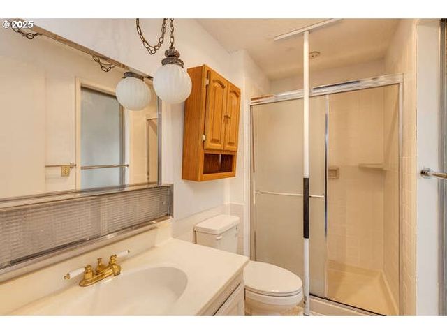 575 COLLINS CREST, Gladstone, OR 97027