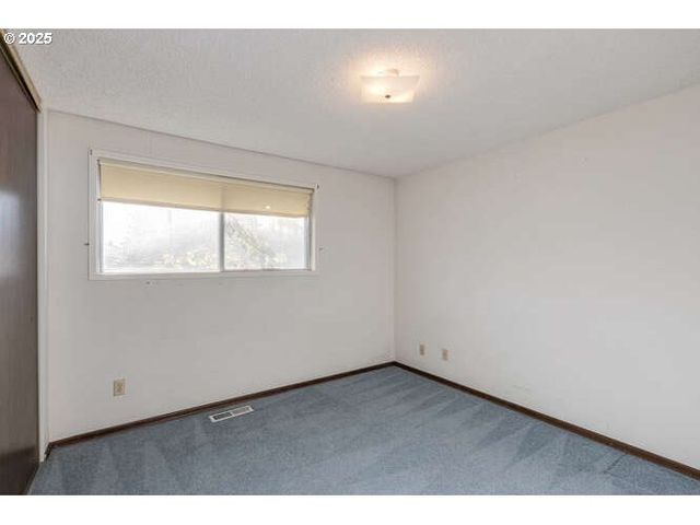 575 COLLINS CREST, Gladstone, OR 97027