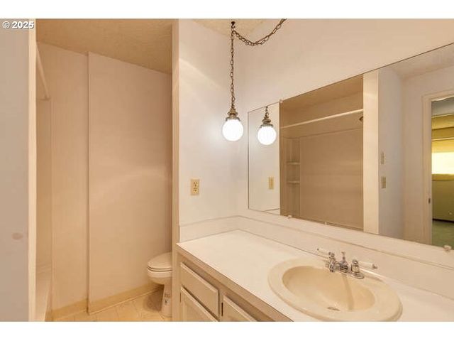 575 COLLINS CREST, Gladstone, OR 97027