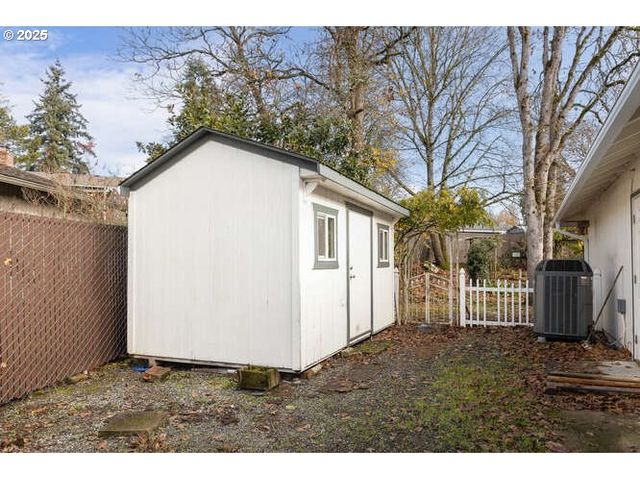 575 COLLINS CREST, Gladstone, OR 97027