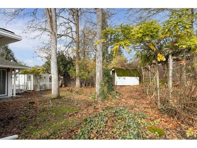 575 COLLINS CREST, Gladstone, OR 97027