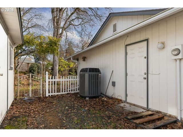 575 COLLINS CREST, Gladstone, OR 97027