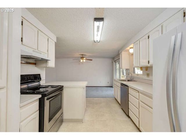 575 COLLINS CREST, Gladstone, OR 97027