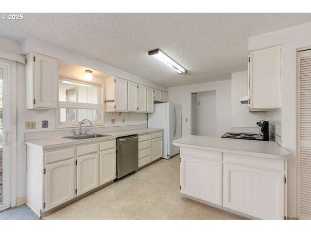 575 COLLINS CREST, Gladstone, OR 97027