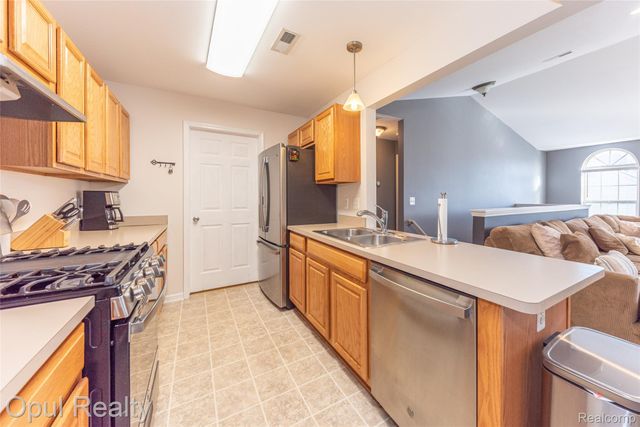 11698 Farmington Road, Livonia, MI 48150