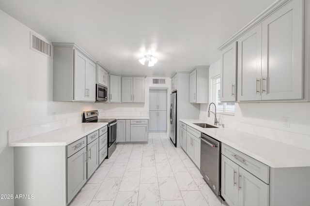 2048 W CLAREMONT Street, Phoenix, AZ 85015