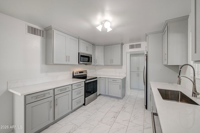 2048 W CLAREMONT Street, Phoenix, AZ 85015