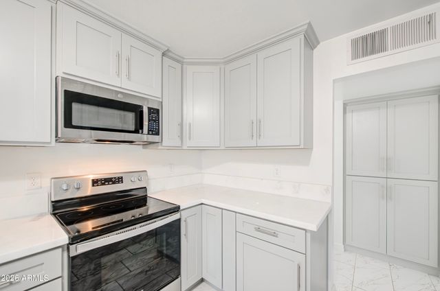 2048 W CLAREMONT Street, Phoenix, AZ 85015