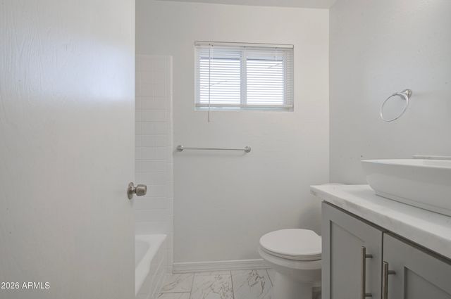 2048 W CLAREMONT Street, Phoenix, AZ 85015