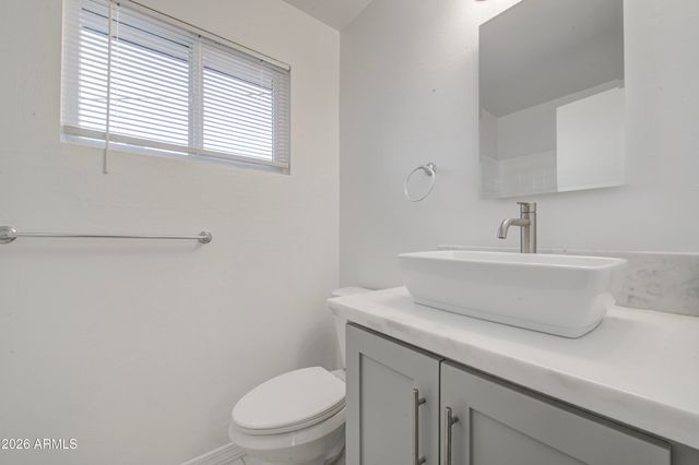 2048 W CLAREMONT Street, Phoenix, AZ 85015