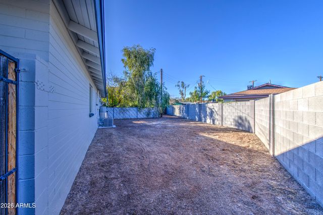 2048 W CLAREMONT Street, Phoenix, AZ 85015
