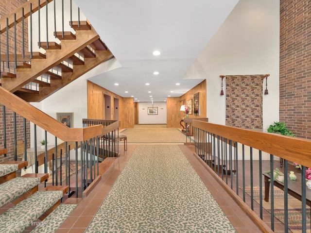 1409 BURR OAK Road 109A, Hinsdale, IL 60521