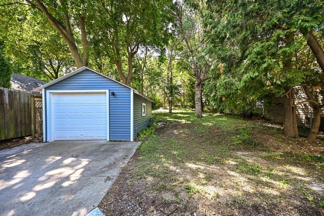 7939 Hillcrest DRIVE, Wauwatosa, WI 53213