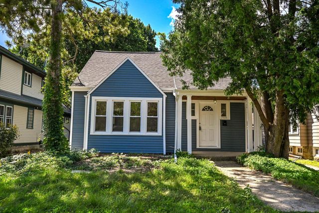 7939 Hillcrest DRIVE, Wauwatosa, WI 53213