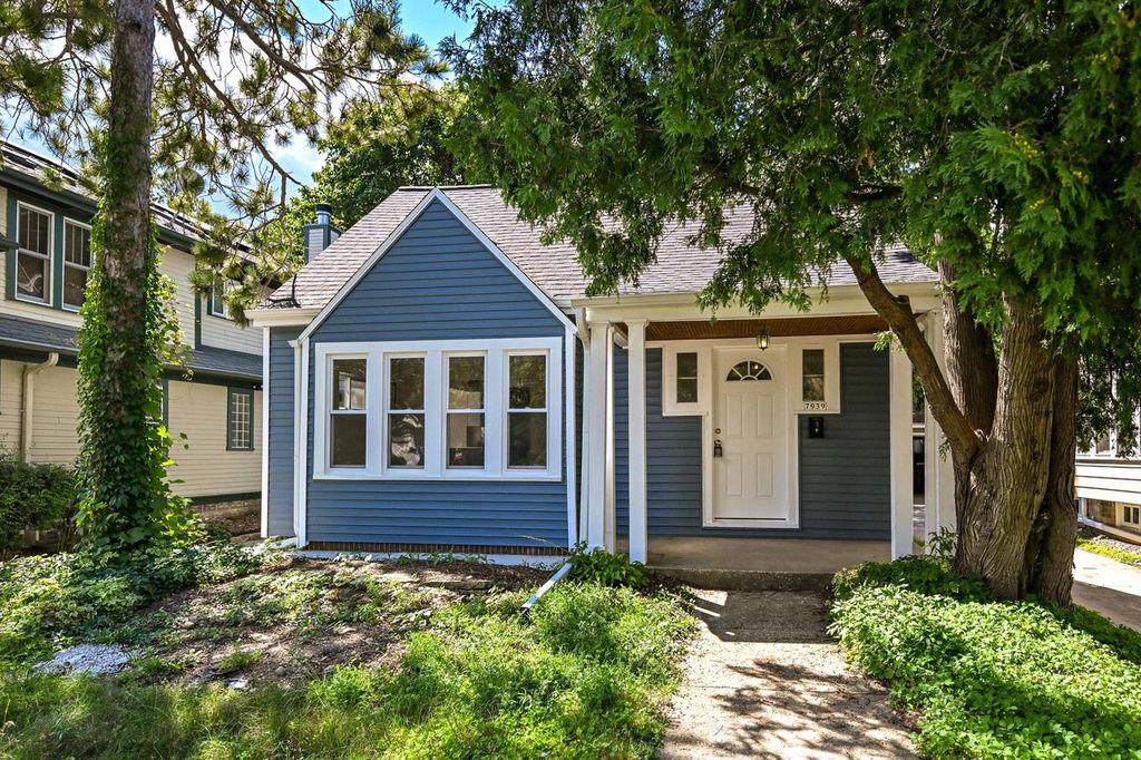 7939 Hillcrest DRIVE, Wauwatosa, WI 53213