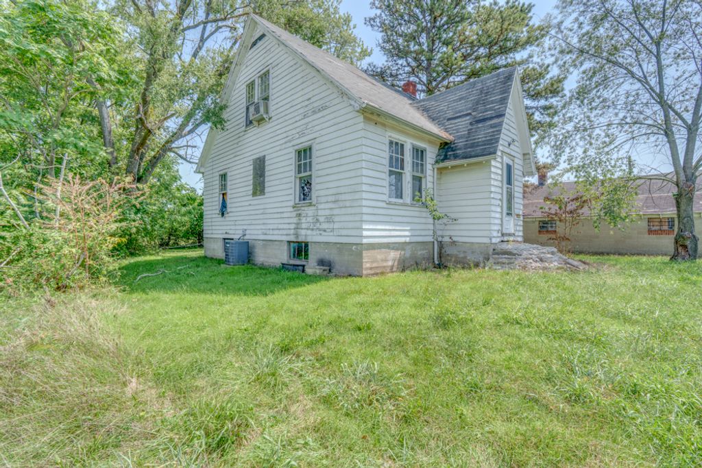 Image 11 of property listing at 1512 S 10th Street, Mt Vernon, IL 62864