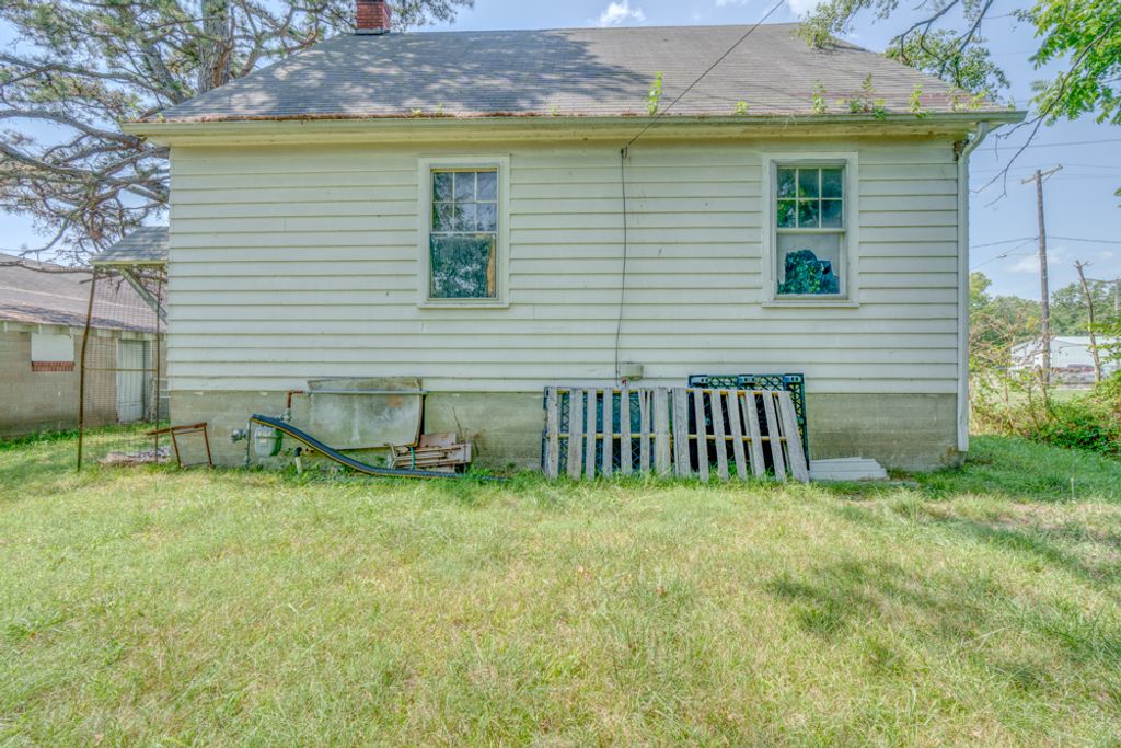 Image 12 of property listing at 1512 S 10th Street, Mt Vernon, IL 62864