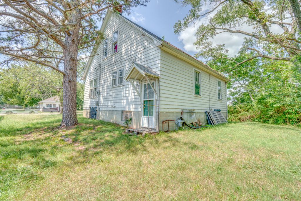 Image 13 of property listing at 1512 S 10th Street, Mt Vernon, IL 62864