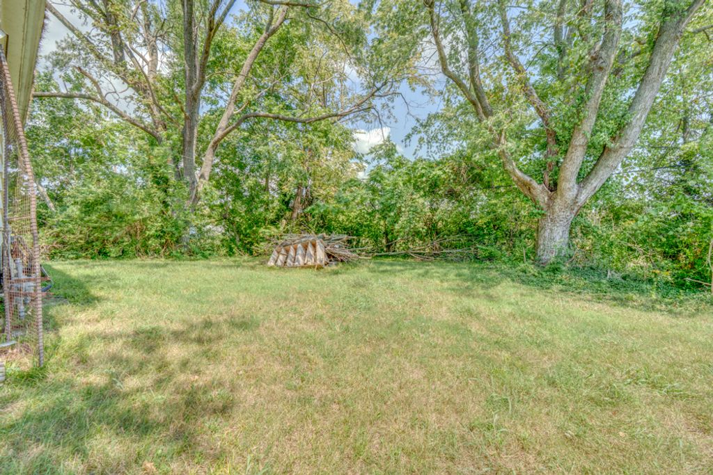 Image 14 of property listing at 1512 S 10th Street, Mt Vernon, IL 62864
