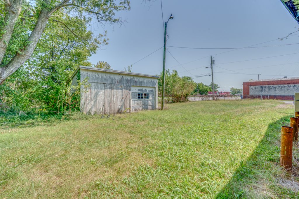 Image 15 of property listing at 1512 S 10th Street, Mt Vernon, IL 62864