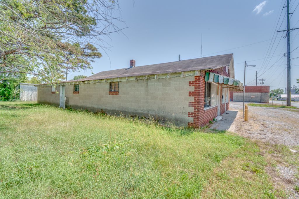 Image 16 of property listing at 1512 S 10th Street, Mt Vernon, IL 62864