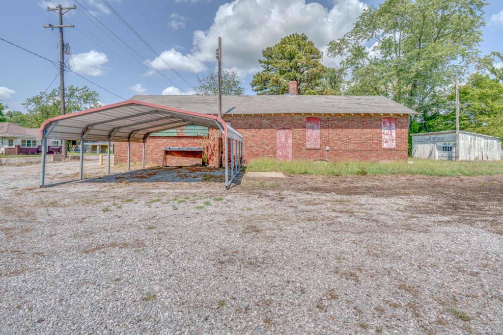 Image 3 of property listing at 1512 S 10th Street, Mt Vernon, IL 62864