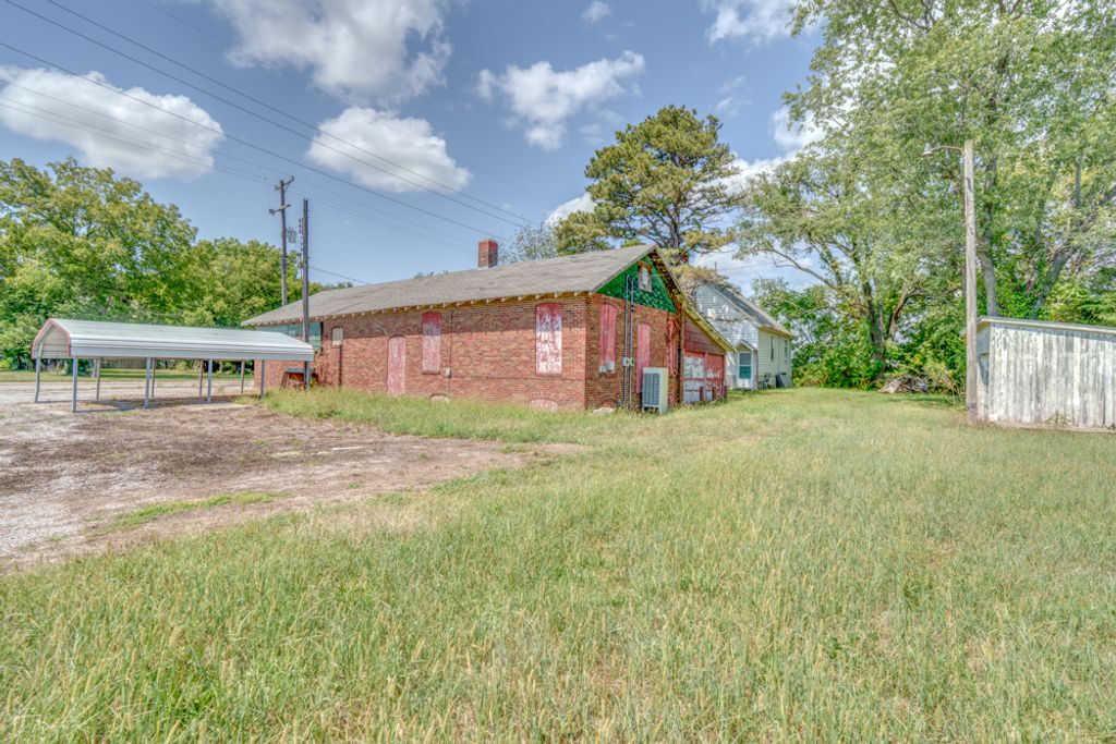 Image 4 of property listing at 1512 S 10th Street, Mt Vernon, IL 62864