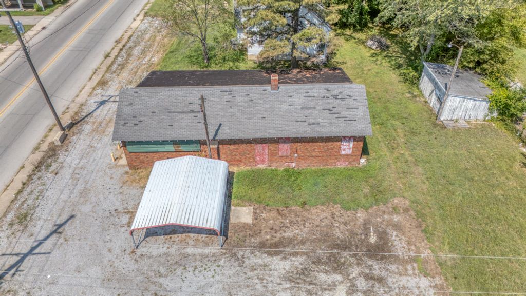 Image 5 of property listing at 1512 S 10th Street, Mt Vernon, IL 62864