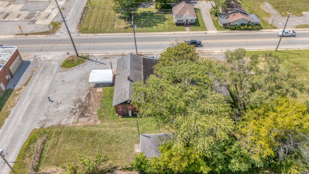 Image 6 of property listing at 1512 S 10th Street, Mt Vernon, IL 62864