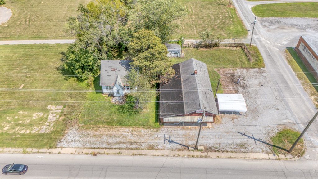 Image 7 of property listing at 1512 S 10th Street, Mt Vernon, IL 62864